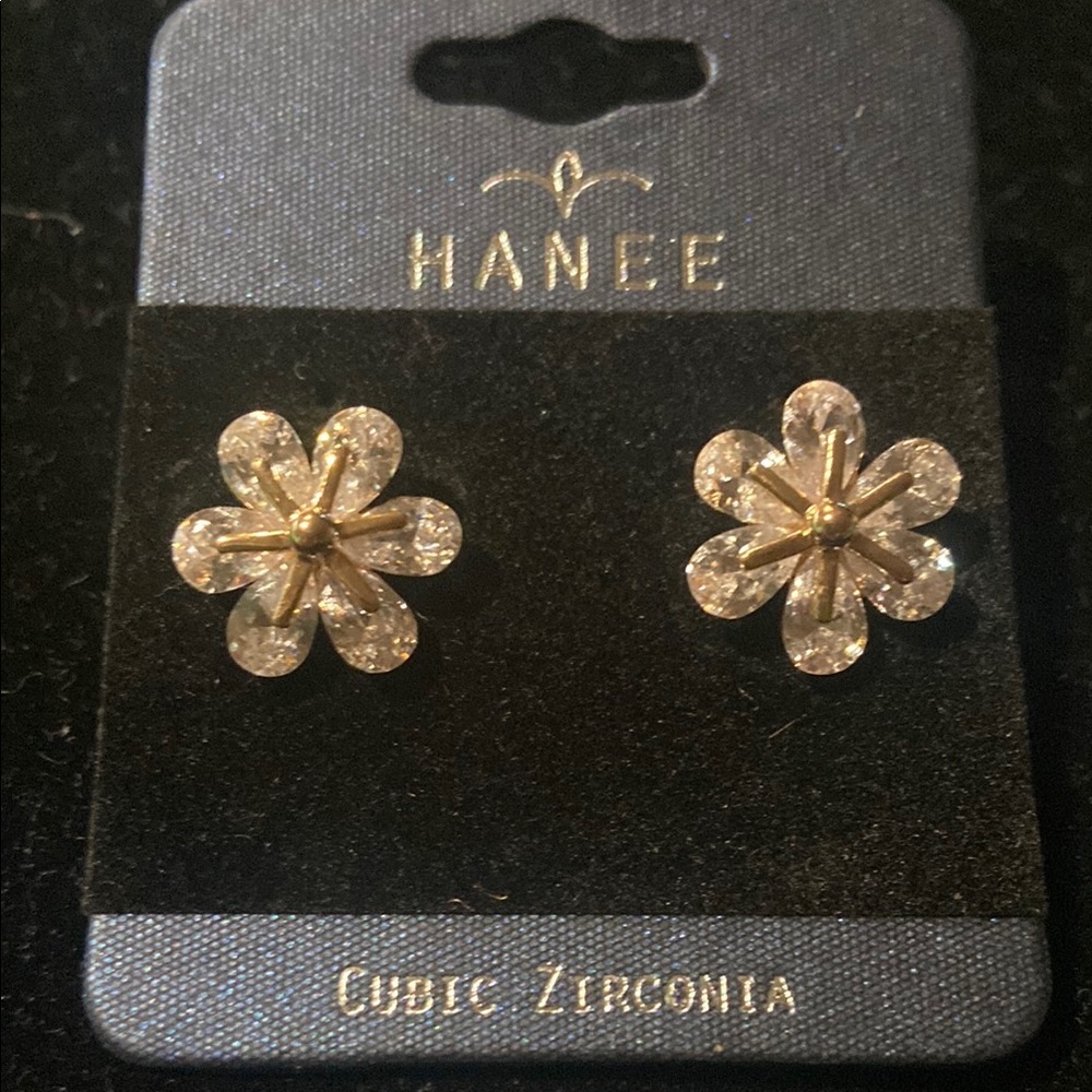HANEE Cubic Zirconia Flower Earrings - Picture 2 of 3
